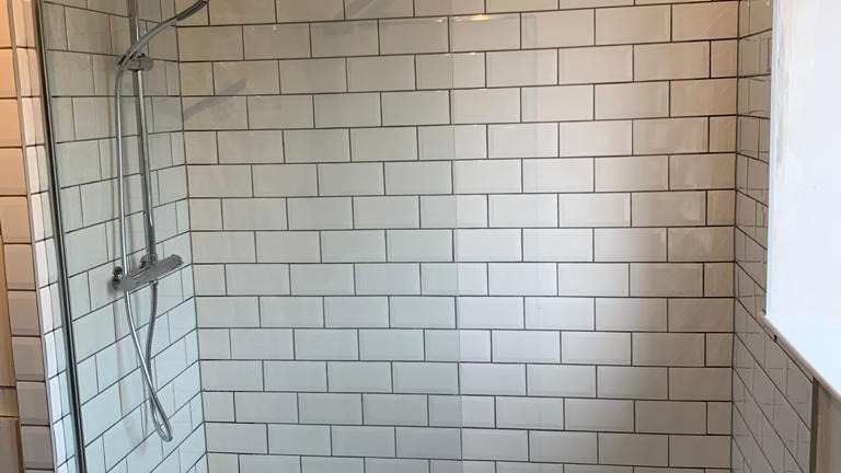 b8c906_shower-installation-wet-room-16x9-1 How an Installation Actually Runs, Day by Day Without a Bathroom