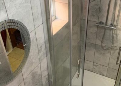 quadrant-shower-enclosure-with-patterned-tile-floor